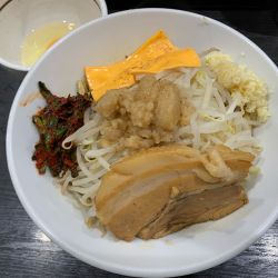 汁なし中ニラキムチとろけるチーズ生玉子TP全マシ