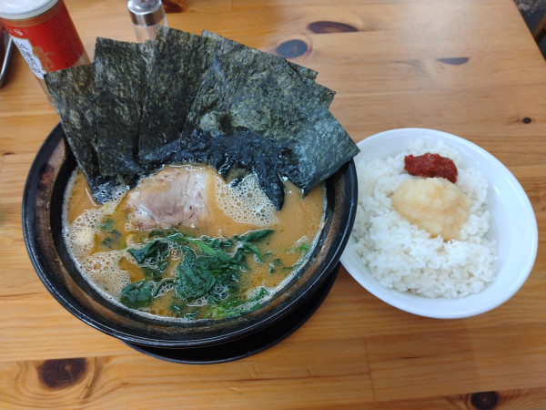 「ラーメン(並)¥950+のり¥150+ライス¥150-」@横浜ラーメン 裏武蔵家 西千葉本店の写真