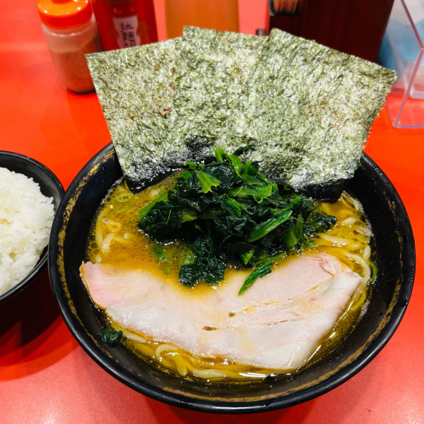 「ラーメン+白飯+ほうれん草増し」@横浜家系総本山 吉村家直系店 ラーメン内田家の写真