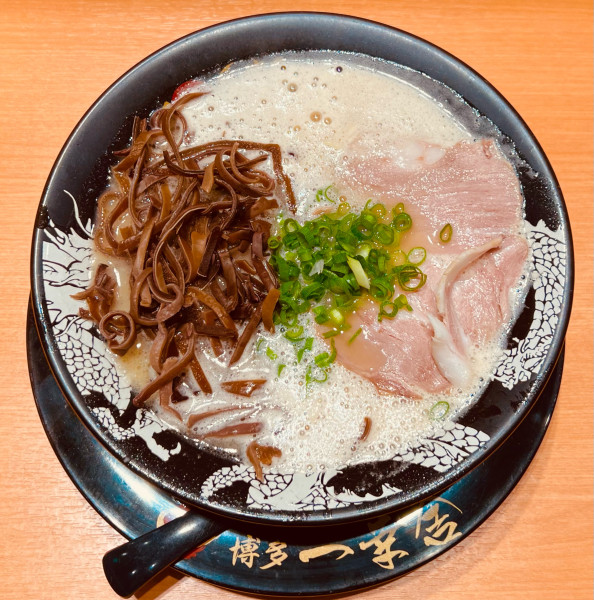 「濃厚豚骨ラーメン＋きくらげトッピング」@博多一幸舎 福岡空港国内ターミナル店の写真