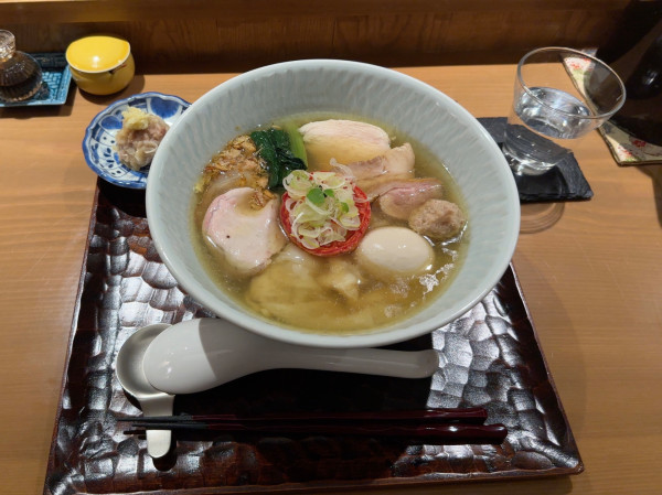 「特製塩そば　➕　焼売」@饗 くろ㐂の写真