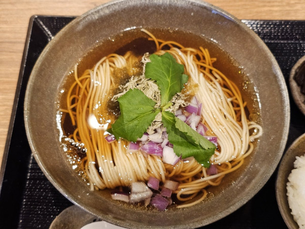 「大間昆布のかけそば（ライス、佃煮付）　1000円」@青森食堂の写真