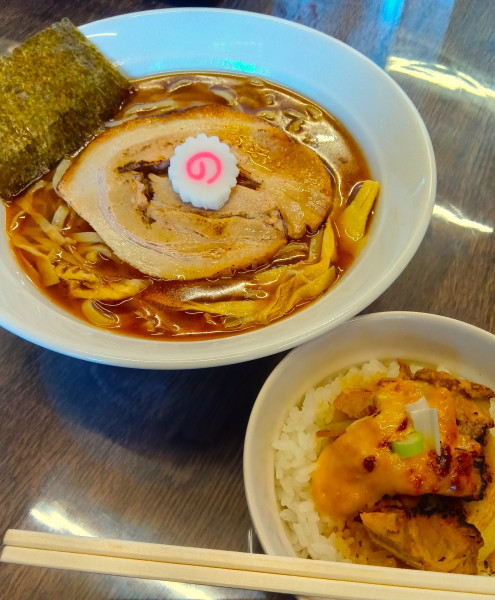 「ネオクラシカル醤油ラーメンと焼鳥屋のミニチャーシュー丼」@味縁の写真