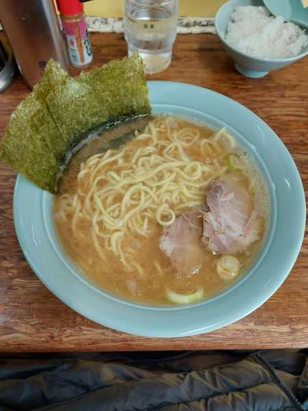 「ラーメン中＋小ライス」@まこと家の写真