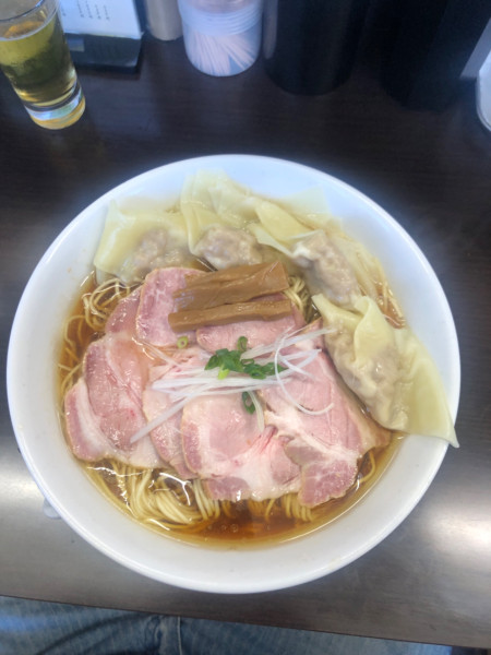 「醤油そば、大盛、豚肩ロースチャーシュー、ワンタンダブル」@中華そば 裏慶の写真