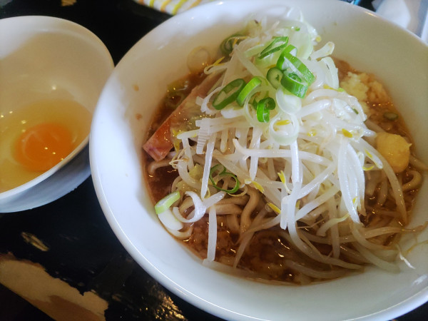 「（限定）辛みそ（S）980円 生たまご60円」@踊ろうサンダーバードの写真