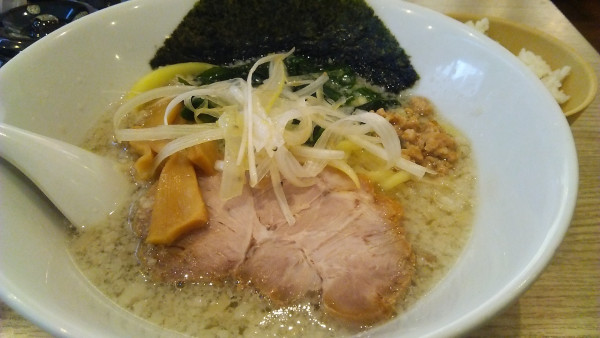 「コッテリの塩ラーメン 930円＋サービスごはん（小） 50円」@コッテリの塩らー麺専門店 MANNISH 日暮里店の写真