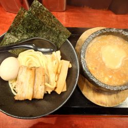石焼ごまつけ麺(全部のせ、半麺、1130円)