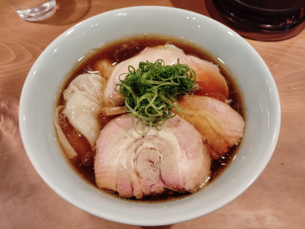 「ワンタン醤油そば1450円　吊るしチャーシュー180円」@中華そば しば田の写真