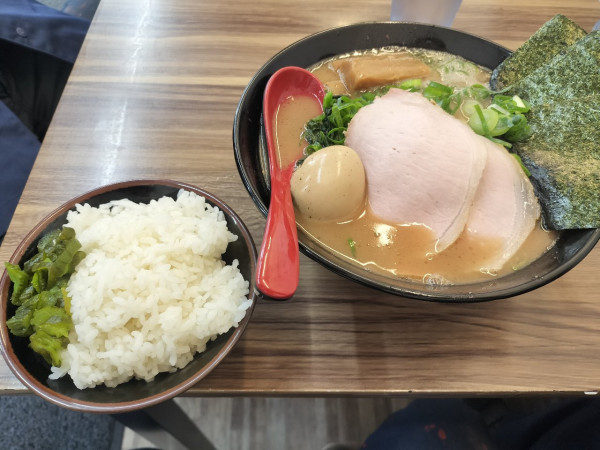 「特選中盛り」@横浜家系ラーメン 宮里家の写真