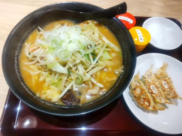 「味噌タンメン800円＋餃子140円」@埼玉タンメン山田太郎 小平中島店の写真