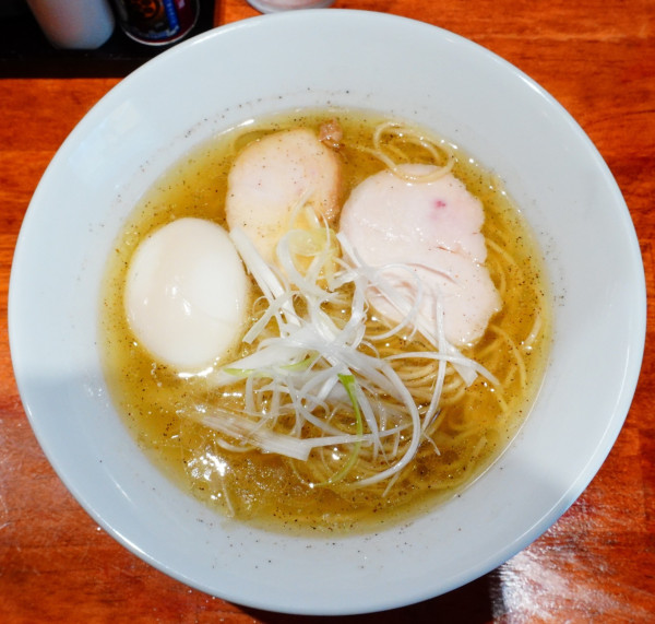 「鶏塩そば 煮卵入り」@鳥左近の写真