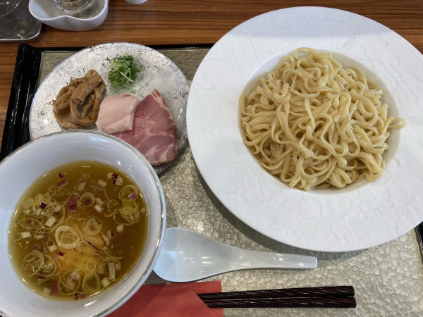 「塩つけ麺（大盛り）＋吊るし焼きチャーシュー」@彩とりの写真
