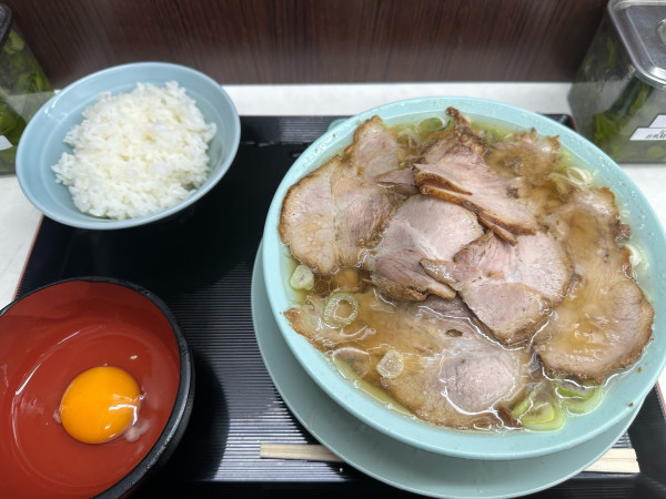 「チャーシュー麺+生卵」@新橋ニューともちんラーメン 神保町店の写真