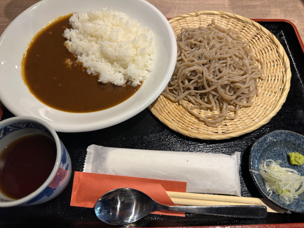 「Ｂランチ（蕎麦180g・カレー200g）1,200円」@博多もつ鍋 ぶんぶく 高崎東口店の写真