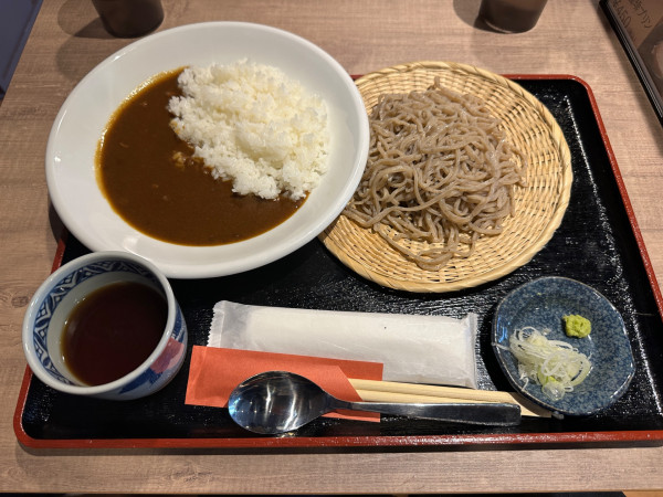 「Ｂランチ（蕎麦180g・カレー200g）1,200円」@博多もつ鍋 ぶんぶく 高崎東口店の写真