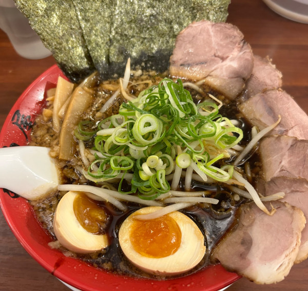 「京都漆黒醤油全部のせラーメン」@ラーメン 魁力屋 日野万願寺店の写真