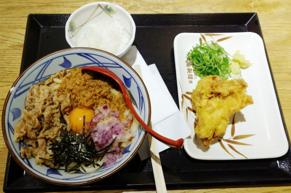 「肉盛りまぜ玉うどん（790円）」@丸亀製麺 川崎ルフロン店の写真