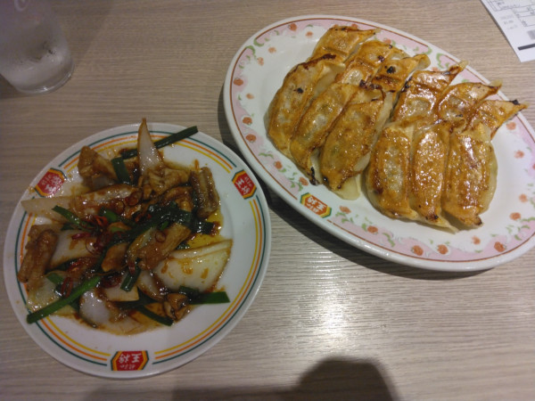 「餃子2人前638円(クーポンで1人前無料319円)他」@餃子の王将 日本橋でんでんタウン店の写真