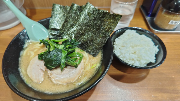 「らーめん+小ライス」@らーめん家 せんだい 横浜駅西口店の写真