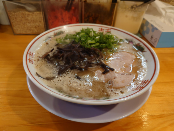 「豚骨ラーメンやわ＋替え玉やわ」@てっちゃんの写真