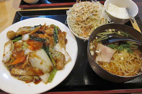 「醤油半ラーメンその他のセット　450円」@花彫酒家の写真