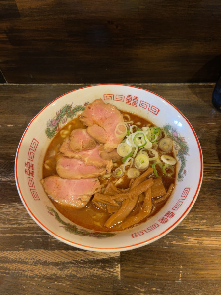 「限定焦がしラード鯵煮干豚骨（1100円）」@綿麺の写真