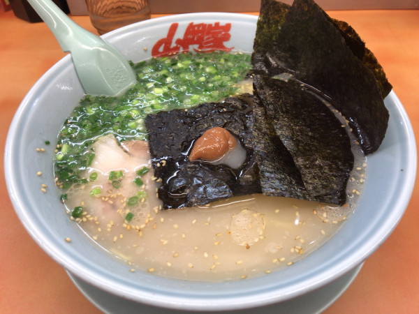 「朝ラーメン中(多め、濃いめ)+クーポン海苔 580円」@ラーメン山岡家 さいたま宮前店の写真