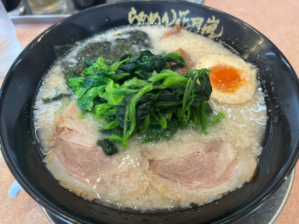 「嵐げんこつ塩らあめん中太固めほうれん草（クーポン）880円」@らあめん花月嵐 福生店の写真