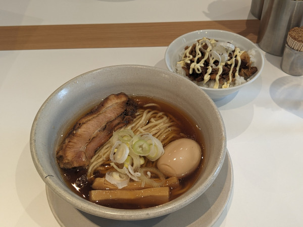 「原点（薄チャーシュー＋味玉）1100円」@人類みな麺類 東京本店の写真