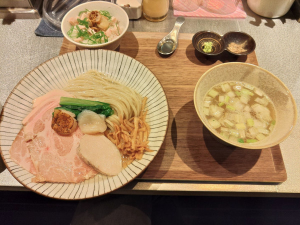 「【限定】帆立の昆布水つけ麺(白)￥1500・追い飯￥100」@麺や くろえもんの写真