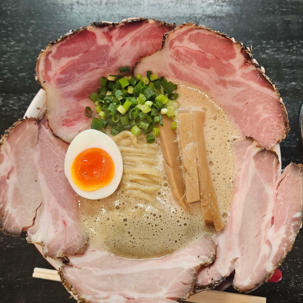 濁しおにぼとんチャーシュー（1400円※火曜日で大盛りサービス）＋ レアチャーシュー丼（550円）