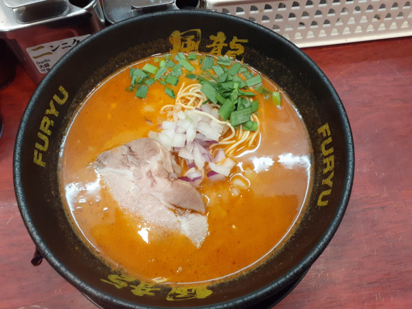 「辛ラーメン、替玉２玉」@とんこつラーメン 博多風龍 渋谷店の写真