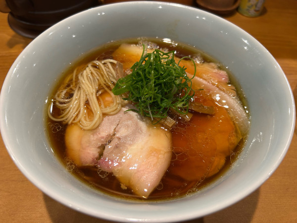 「中華そば1200円、吊るしチャーシュー180円」@中華そば しば田の写真