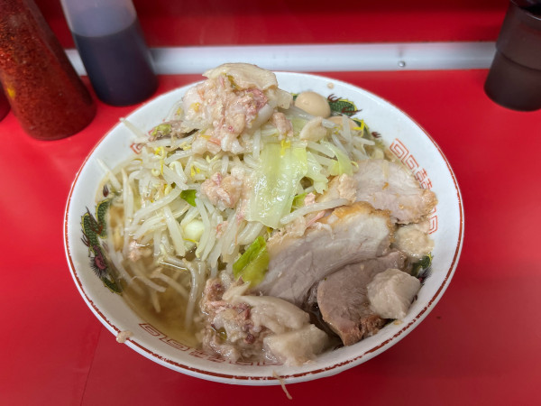 「ラーメン半分、アブラ、ウズラ1050円」@ラーメン二郎 湘南藤沢店の写真