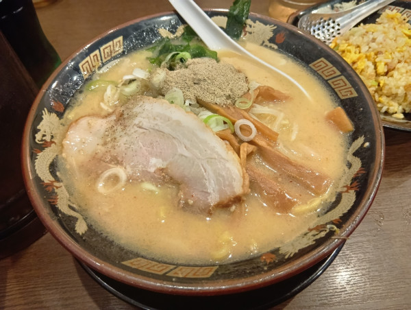 「煮干し味噌らーめん大盛　半チャーハン」@北海道らーめん 熊源の写真