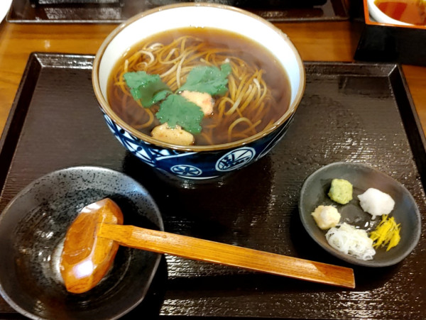 「かけそば（二八：1,000円）、下仁田ねぎ天」@そば芳の写真