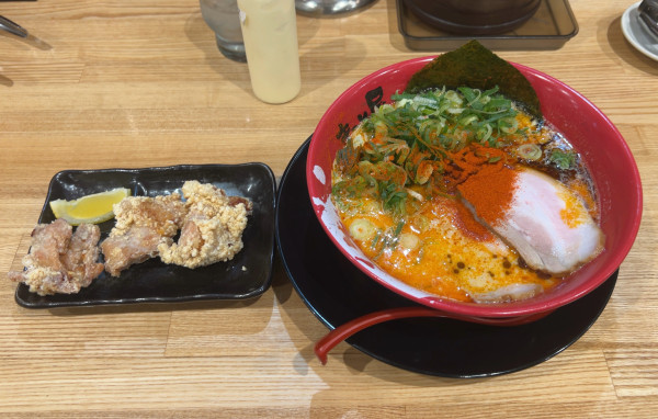 「青ねぎ赤辛牛白湯ラーメン 大辛 若鶏の唐揚げ３個」@ラーメンまこと屋 市原白金通り店の写真