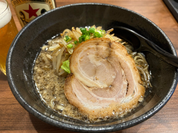 「焦がし味噌らー麺950円+赤星(アテ付き)580円」@焦乃香.の写真
