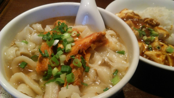「ランチ お好みハーフ刀削麺&ハーフ麻婆豆腐丼 1100円」@西安料理 刀削麺・火鍋 XI’AN 後楽園店の写真