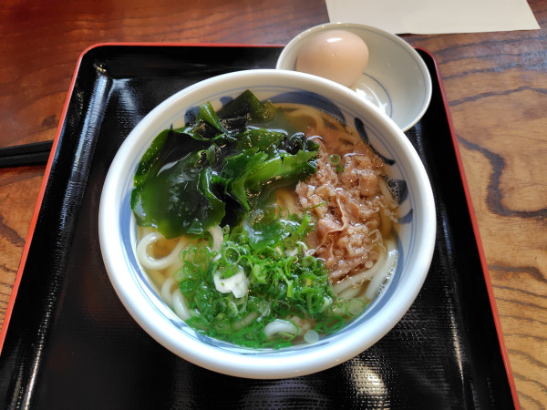 「肉わかめ850円、さくらたまご（生）90円」@久松うどん はなしょうの写真