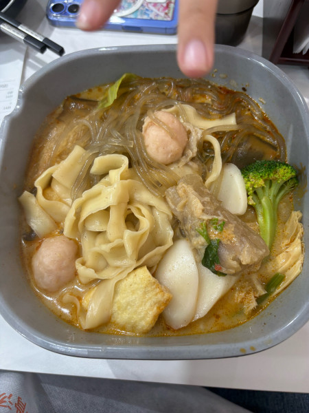 「麻辣スープ　具材556g 刀削麺」@楊國福 下北沢店の写真