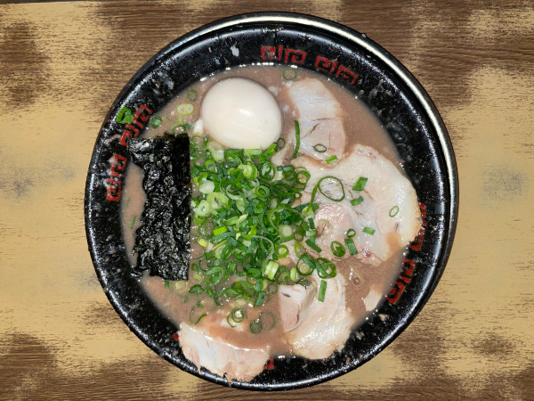 「とんこつラーメン(半熟味玉入) ¥1,150」@無鉄砲 大阪店の写真