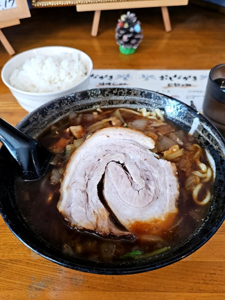 「にんにく醤油ラーメン(1,300円)＋ライス(200円)」@麺処 らふてるの写真
