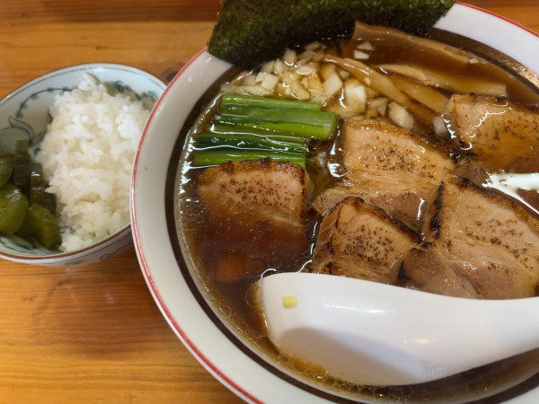 「ランチメニュー・肉ラーメン（ライス、漬物、大盛り無料）：11」@笑吉の写真