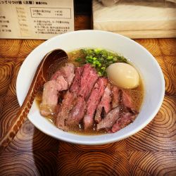 牛骨あっさりラーメン(醤油)肉増し味玉付き