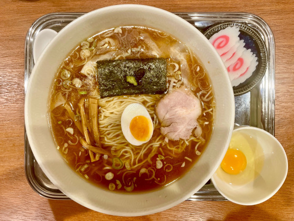 「ワンタン麺 なると 生玉子」@昭島 大勝軒の写真