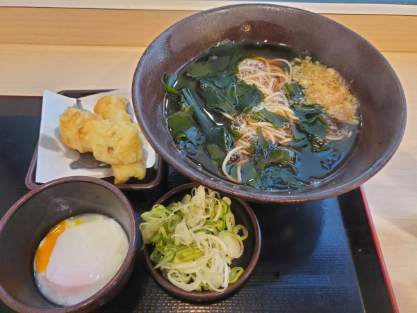 「朝そば・温玉・わかめ変更＋太刀魚ちくわ天」@ゆで太郎 長者町店の写真