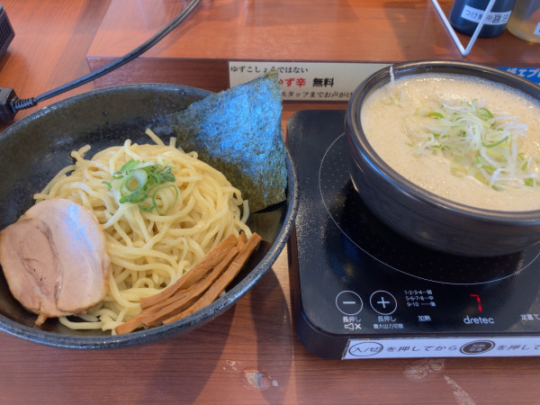 「つけ麺(大)1350円+追い飯(生卵付き)150円」@麺屋赤橙 大治店の写真