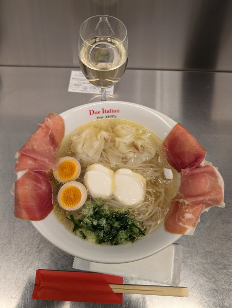 「らぁ麺生ハムフロマージュグラン＋グラスワイン白」@らぁ麺 ドゥエ イタリアン 東急プラザ渋谷の写真